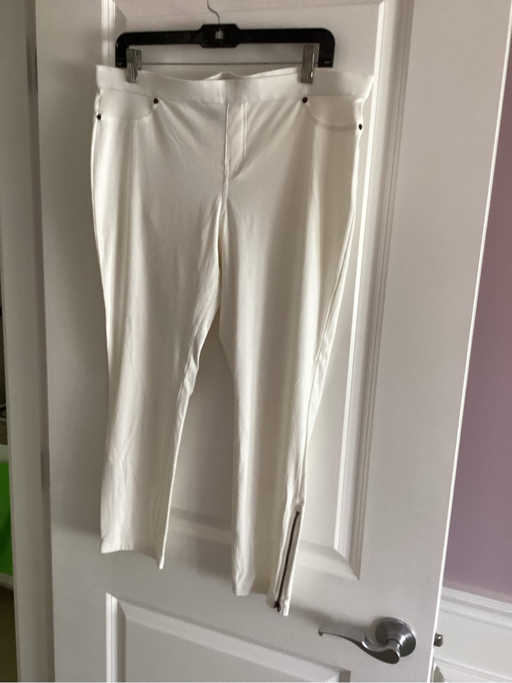 HUE White Slim Stretch Leggings with Ankle Zips